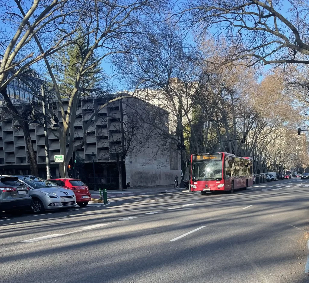 Autobús de la EMT circulando por una avenida urbana de Valencia, representando el transporte público y posibles accidentes de tráfico.